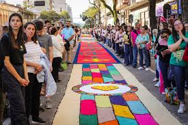 Curitiba celebra Corpus Christi com tapetes de mais de 2 quilômetros