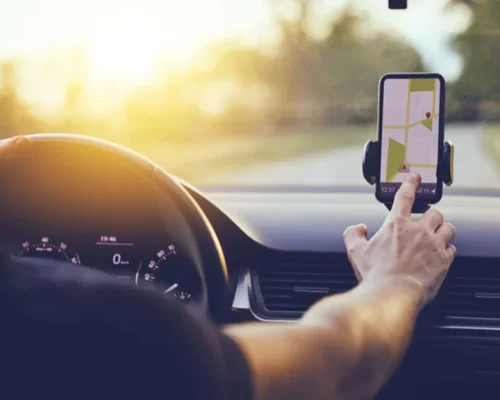 Carros de aplicativo não podem usar adesivos de candidatos políticos