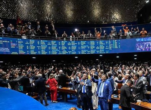 Aprovada a PEC do fim da escala 6×1 e trabalhador terá dois dias de folga por semana